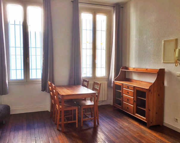 Appartement Kennedy 2 salon parquet et mobilier en bois résidence les cyprès vignette