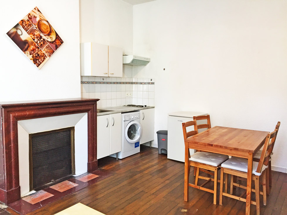 Appartement Kennedy 3 salon et cuisine parquet et cheminée résidence les cyprès vignette